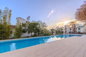 ein Bild von einem Swimmingpool bei einem Haus in der Unterkunft The Luxury Village by Domidai in Santa Pola