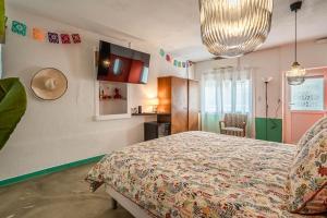 een slaapkamer met een groot bed en een keuken bij Casa Amor Balnéo Sauna in Lézignan-Corbières