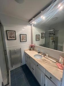 Et badeværelse på Apartamento Velecio