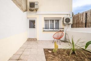 een patio met een stoel voor een gebouw bij Casa Amor Balnéo Sauna in Lézignan-Corbières