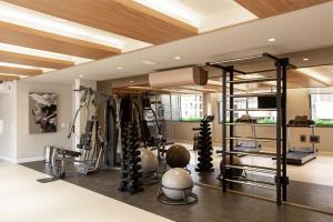 a room with a gym with a lot of equipment at Apartamento completo localizado em um dos melhores bairros de Porto Alegre. in Auxiliadora