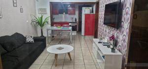 salon z kanapą i stołem w obiekcie Villa Nepal w mieście Playa Blanca