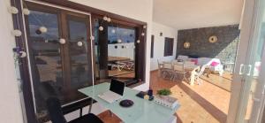 Pokój ze stołem i laptopem w obiekcie Villa Nepal w mieście Playa Blanca