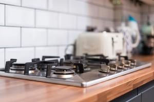 a stove top oven sitting on top of a counter at 3-Bed House in Dublin City Centre in Dublin