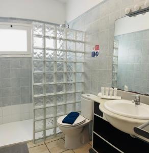 łazienka z toaletą, umywalką i wanną w obiekcie Villa Nepal w mieście Playa Blanca