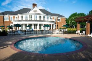 une grande maison avec une piscine devant dans l'établissement Vacation Village at Williamsburg, à Williamsburg