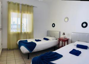 pokój z dwoma łóżkami i oknem w obiekcie Villa Nepal w mieście Playa Blanca +8 zdjęć