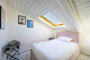 ナポリにあるA Quiet Spaceのベッドルーム(ベッド1台、天窓付)