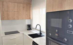 Kuchyň nebo kuchyňský kout v ubytování Apartamento 2H frente al mar y piscina 423