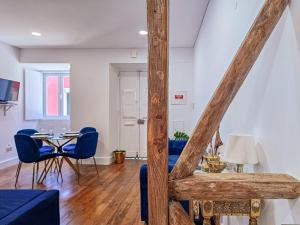 un soggiorno con tavolo e sedie blu di Like a typical Portuguese house with private patio a Lisbona