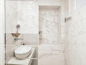 un bagno bianco con wc e doccia di Like a typical Portuguese house with private patio a Lisbona Altre 36 foto