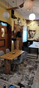 Kuchyňa alebo kuchynka v ubytovaní 1920s Rooms