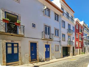 una fila di edifici con porte blu su una strada di Like a typical Portuguese house with private patio a Lisbona