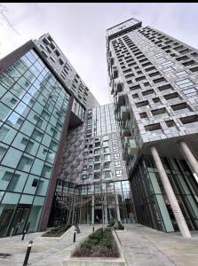 ロンドンにあるTalisman Towerの大きな建物(正面にガラス窓あり) +5枚の写真
