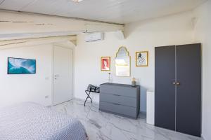 ナポリにあるA Quiet Spaceのベッドルーム1室(ベッド1台、ドレッサー付)