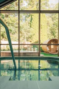 Bazén v ubytování Lykke Hotel & Spa Chamonix - ex Mercure nebo v jeho okolí