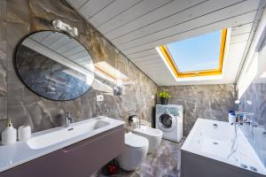 ナポリにあるA Quiet Spaceの洗面台、トイレ、鏡のあるバスルーム +33枚の写真