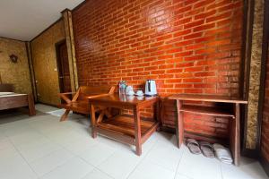 Pokój z ceglaną ścianą i drewnianymi stołami w obiekcie PAI Hillside Resort w mieście Mae Hong Son +58 zdjęć