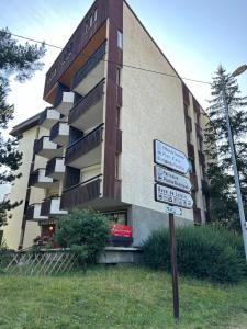 a building with a street sign in front of it at Studio 50m des pistes in La Salle-les-Alpes