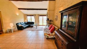 Μια τηλεόραση ή/και κέντρο ψυχαγωγίας στο Beautiful country house for 10 with swimming pool
