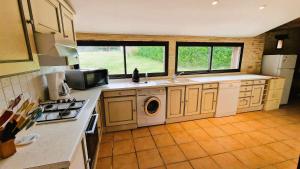 Η κουζίνα ή μικρή κουζίνα στο Beautiful country house for 10 with swimming pool