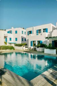 una piscina frente a un edificio en Mykonos Muse, en Mykonos ciudad