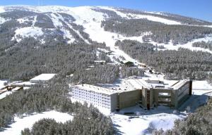 an aerial view of a resort on a snowy mountain at Dupléx en Estación de Manzaneda in Prada