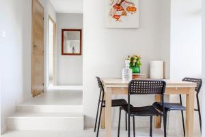 - une salle à manger avec une table et des chaises dans l'établissement Villa Ivoire, à Balma