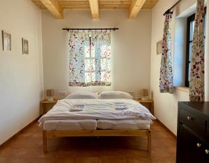 una camera da letto con un letto grande con una finestra di Hellerovy Dvory a Srní