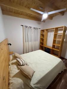Ένα ή περισσότερα κρεβάτια σε δωμάτιο στο Cabaña tranquila y gran parque ideal para parejas