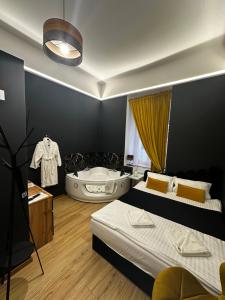 Llit o llits en una habitació de Jacuzzi Berka Apartamenty