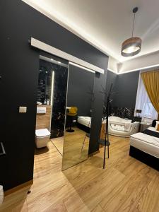 Llit o llits en una habitació de Jacuzzi Berka Apartamenty
