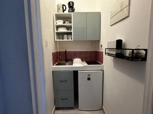 Кухня или мини-кухня в ELEGANT STUDIO VISTA LATERAL MAR IPANEMA BEST LOCATlON
