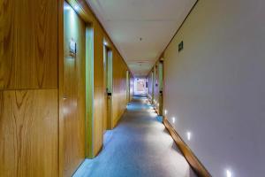 a long hallway with wooden walls and a long aisle at Cullinan 1017 in Brasilia