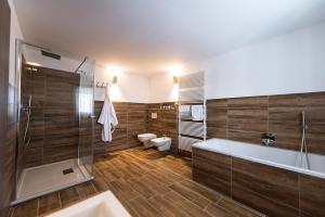A bathroom at Hotel Pordoi Passo Pordoi Vegetarian Hotel