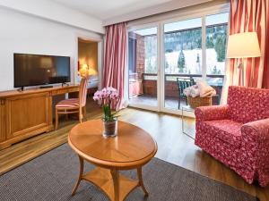 TV a/nebo společenská místnost v ubytování Hotel Sonnalm - SPA,Idyll,Dining + 37 fotografií