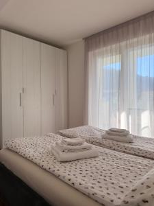 Posteľ alebo postele v izbe v ubytovaní GARDA LIVING APARTMENTS Riva del Garda