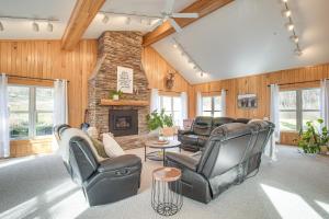 Χώρος καθιστικού στο Patio and Scenic Views Modern Ohio Farmhouse