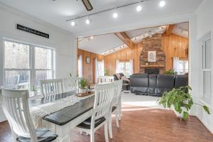 Χώρος καθιστικού στο Patio and Scenic Views Modern Ohio Farmhouse