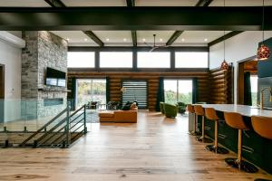 un soggiorno con tavolo e sedie di Sommet White Golf Hot tub Ski 10min a Saint-Faustin