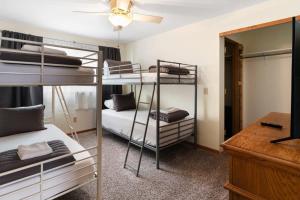 Ένα ή περισσότερα κρεβάτια σε δωμάτιο στο Fife Lake Lodge 2BR with Kitchen & Lake Views