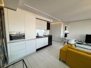 una cucina e un soggiorno con un divano e un tavolo di Apartament Voir a Rzeszów
