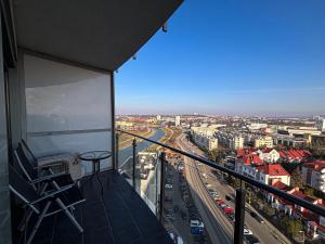 un balcone con vista sulla città di Apartament Voir a Rzeszów 1 altra foto