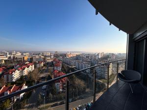una vista di una città dal balcone di un edificio di Apartament Voir a Rzeszów