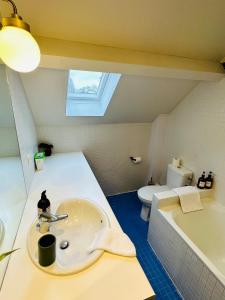 a bathroom with a sink and a tub and a toilet at Maison le B - Disneyland Paris - Parking - Wifi in Bussy-Saint-Georges +47 photos