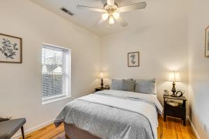 Katil atau katil-katil dalam bilik di Walk to Beach Keansburg Home with Patio and Fire Pit!