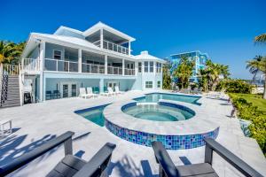 Πισίνα στο ή κοντά στο Escape to Paradise - Luxury Back Bay - Manatee Hideaway - Roelens