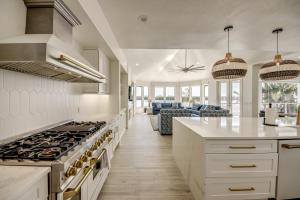 Η κουζίνα ή μικρή κουζίνα στο Escape to Paradise - Luxury Back Bay - Manatee Hideaway - Roelens