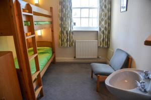 Rúm í herbergi á Ingleton Hostel