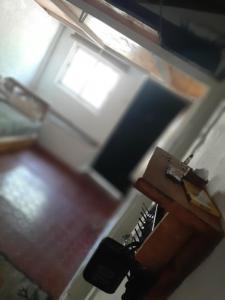 ein Zimmer mit Blick über die Decke, einem Schreibtisch und einem TV in der Unterkunft Andino in La Cieneguita